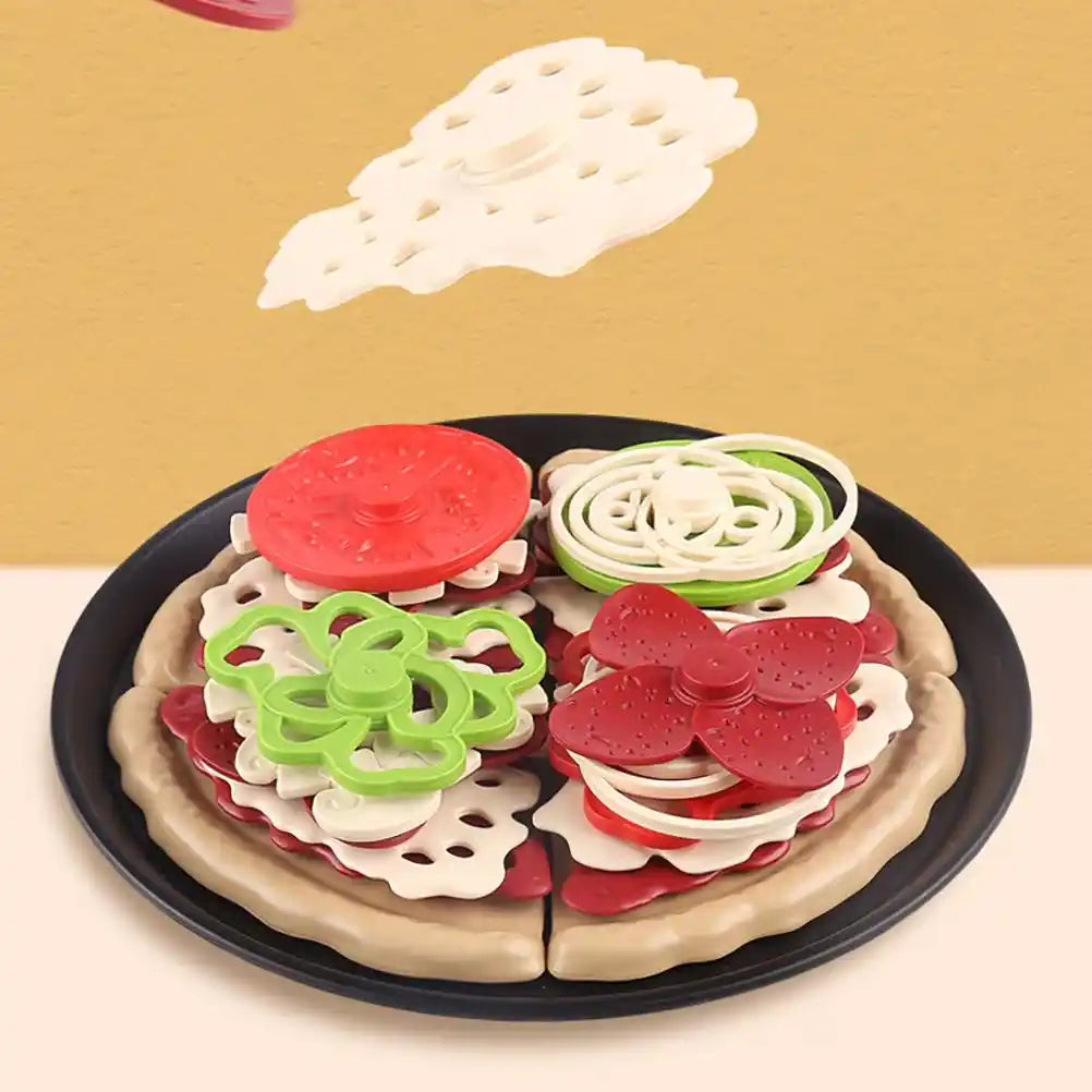 Pizza Woopie complet asamblată cu toppinguri colorate, pe tavă neagră, pentru joc de rol.