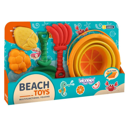 Ambalajul setului Woopie Beach Toys Tropical Fruits, cu găleată pliabilă și accesorii colorate pentru copii de la 3 ani