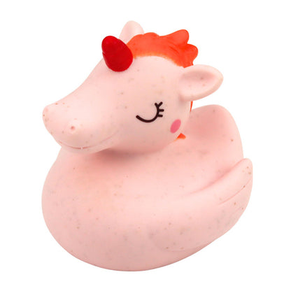 Animăluț de baie unicorn roz Lean Toys, din cauciuc moale pastel, cu corn roșu și expresie veselă.
