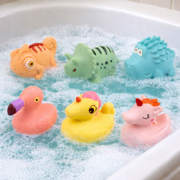 Animăluțe de baie Lean Toys plutind în cadă cu spumă, pentru joacă senzorială cu apă.