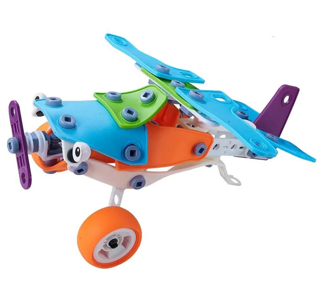 Model avion Woopie Build & Play asamblat din piese colorate, cu elice, aripi și roți.