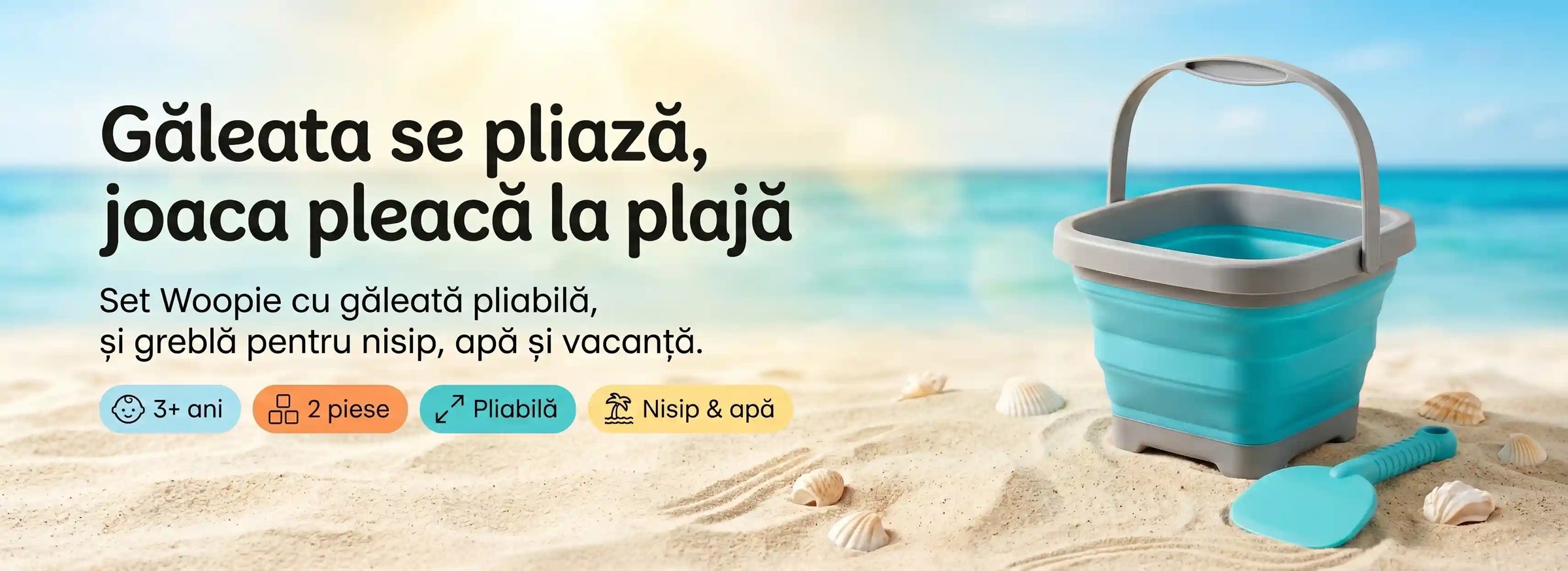 Banner AryaJoy pentru setul Woopie cu găleată pliabilă albastru-turcoaz pe plajă, cu mesaj despre joaca de vară.