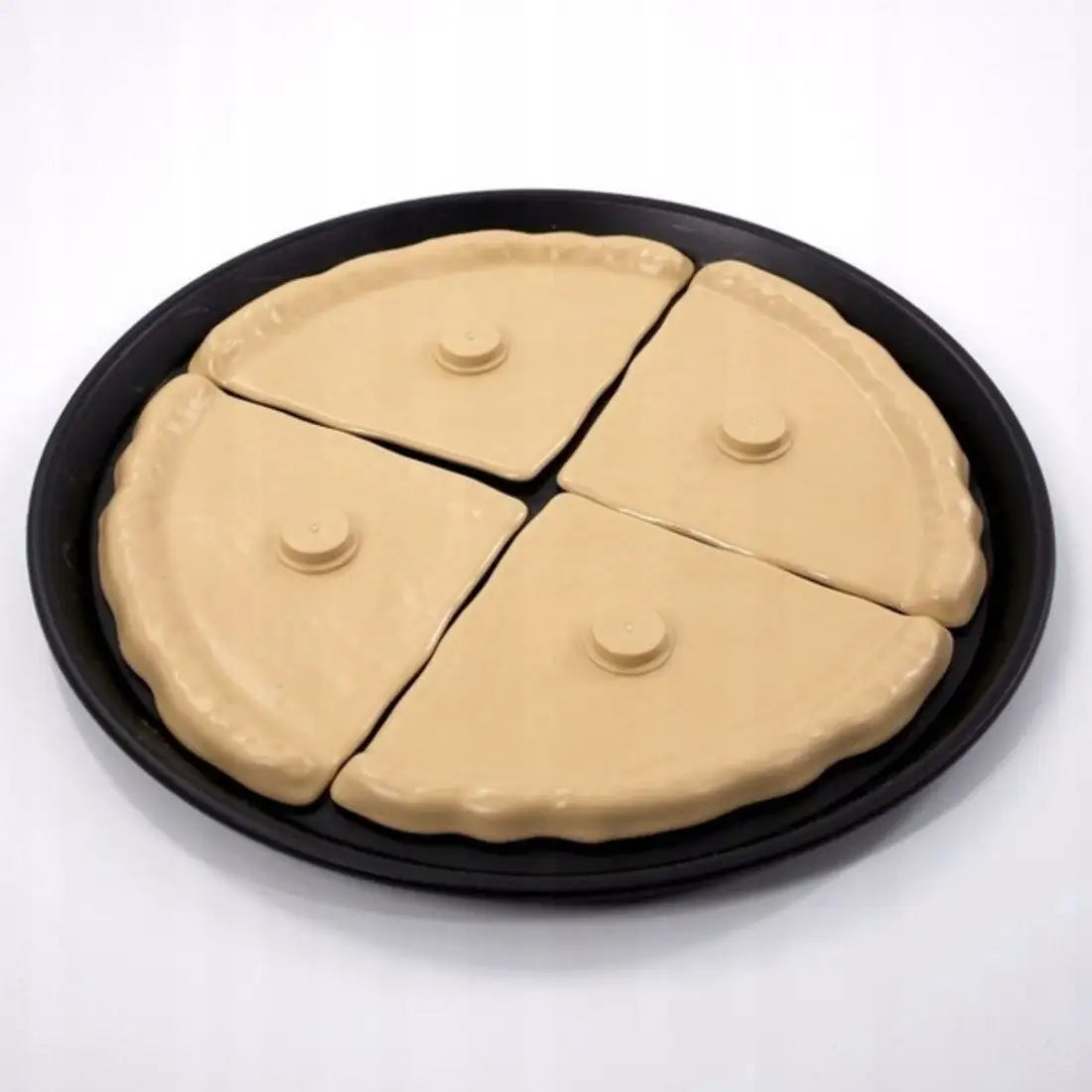 Baza de pizza Woopie cu 4 felii pe tavă neagră, pregătită pentru asamblarea toppingurilor.