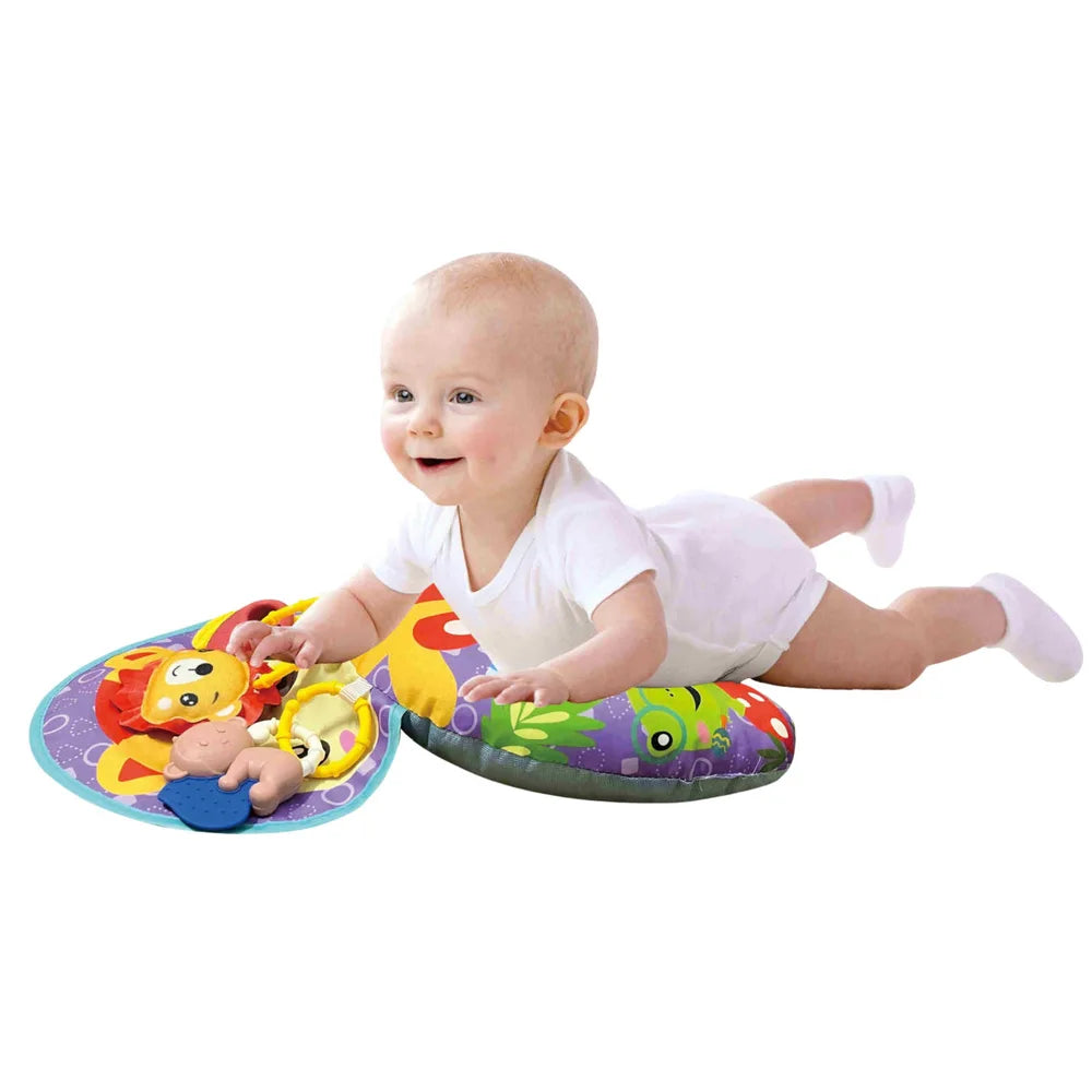 Bebeluș sprijinit pe perna de burtică Lean Toys Vulpița, cu accesorii colorate pentru joacă supravegheată.