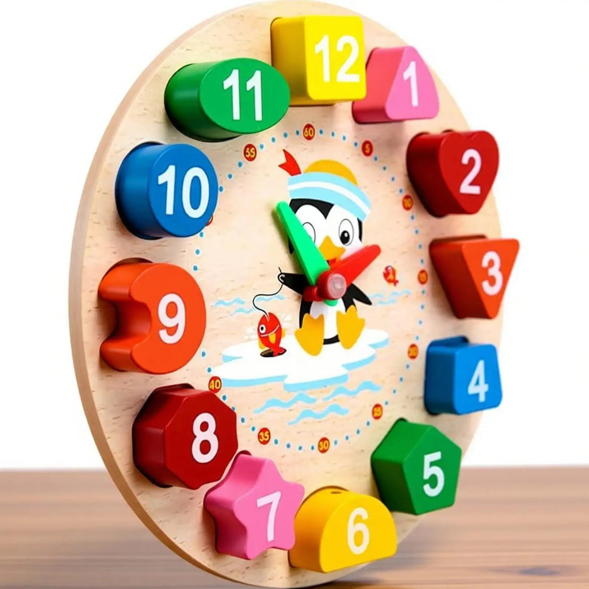 Ceas educativ Montessori din lemn văzut lateral, cu piese groase colorate și ace mobile.