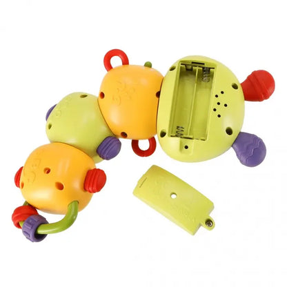Compartimentul pentru baterii al omizii senzoriale Lean Toys, cu capacul desfăcut.