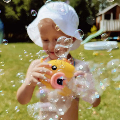 Copil in gradina care priveste bulele produse de aparatul Woopie Puisor.