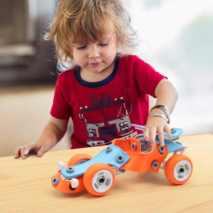 Copil care explorează mașina Woopie Build & Play pe masă, cu piese montate și roți portocalii