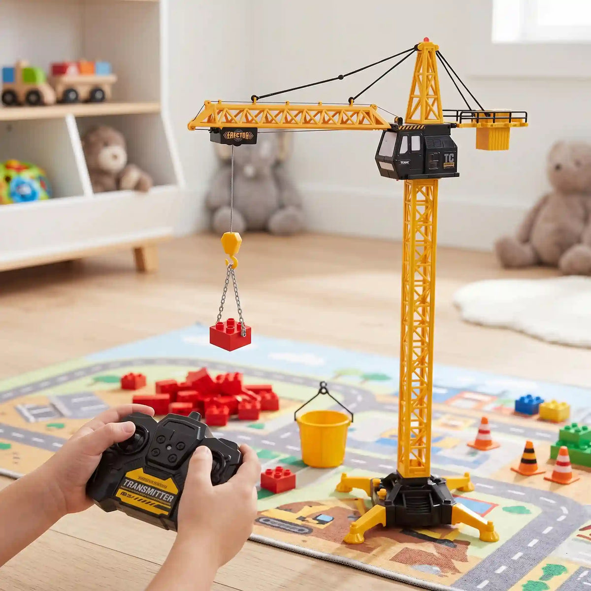 Copil care controlează macaraua turn RC Lean Toys cu telecomanda, într-un decor de șantier de joacă.