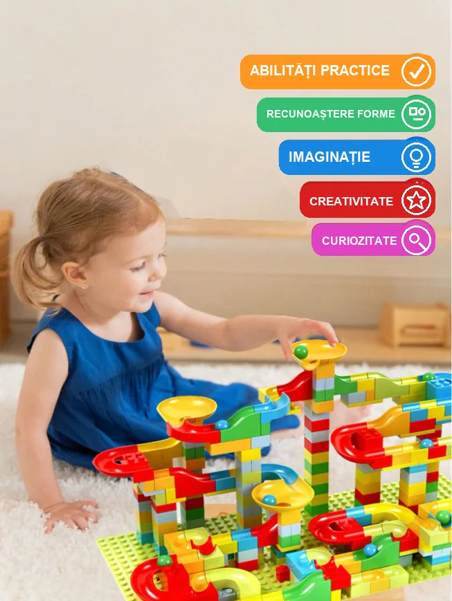 Copil care se joacă cu pista Woopie Crazy Marble Run, lângă beneficii precum abilități practice, imaginație și creativitate