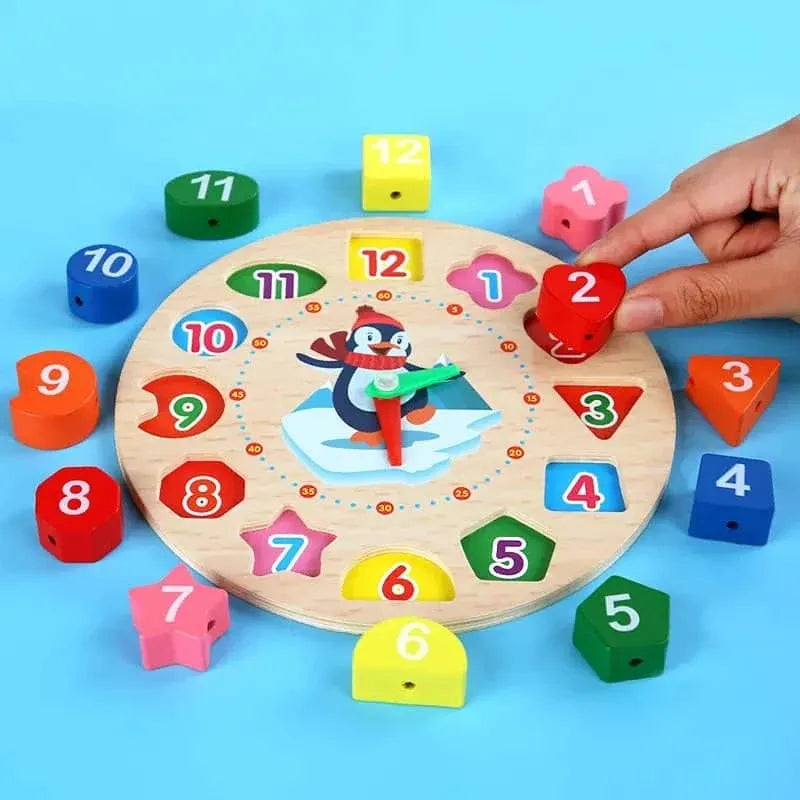 Copil care potrivește piesele numerotate pe ceasul Montessori din lemn.