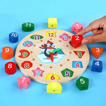 Copil care potrivește piesele numerotate pe ceasul Montessori din lemn.