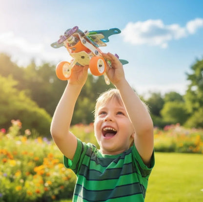 Copil care ridică un vehicul Woopie Build & Play în grădină, pentru joacă activă și imaginație.