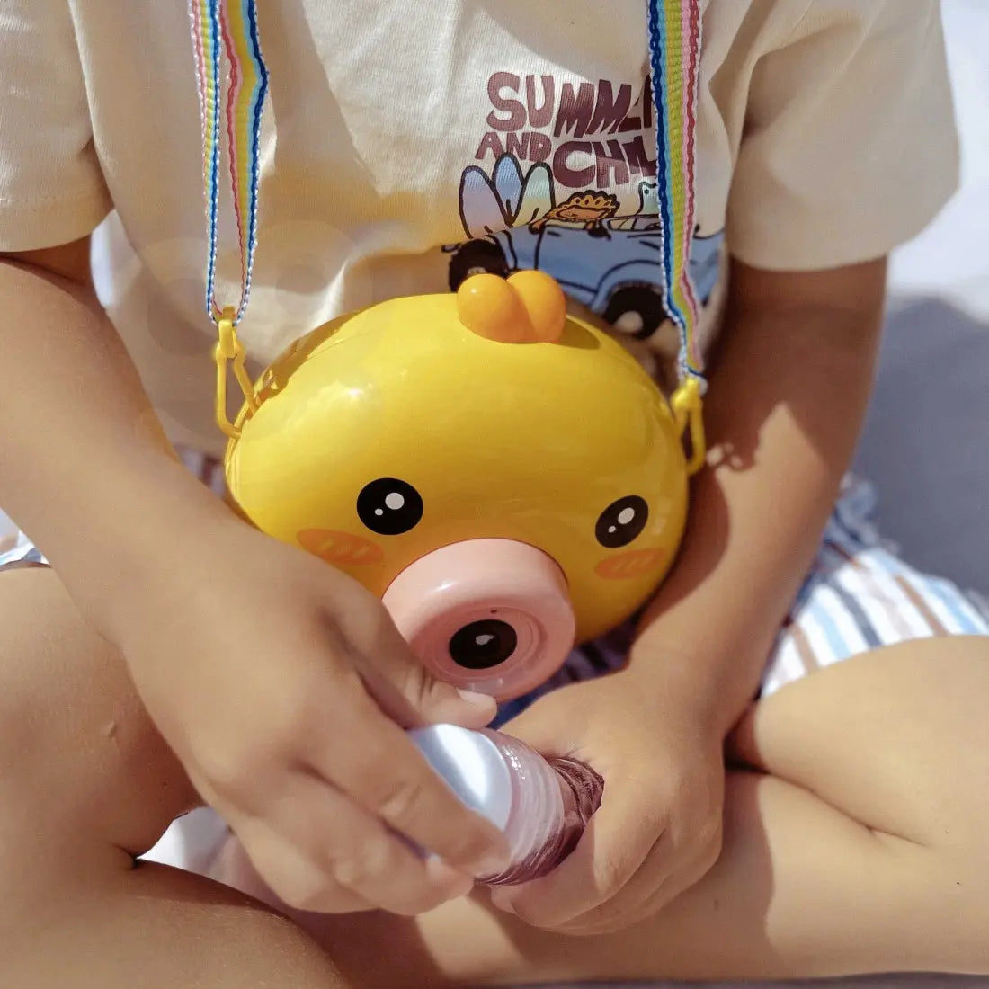 Copil care umple recipientul cu solutie pentru aparatul de bule Woopie Puisor.