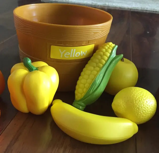 Coș galben Lean Toys cu banană, lămâie, porumb și alte piese galbene pentru sortare.