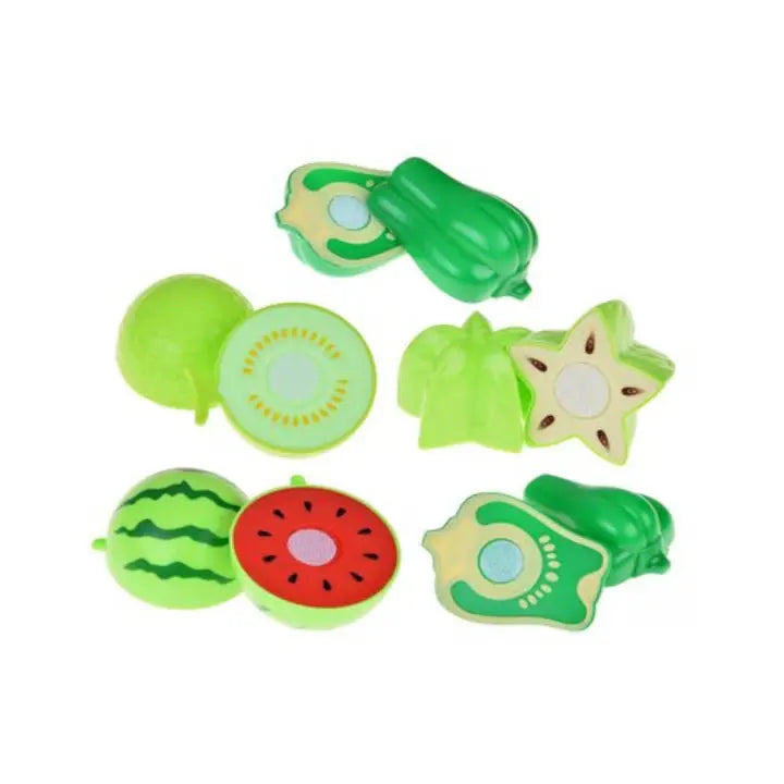 Coș roșu Lean Toys cu roșii, ardei și fructe roșii pentru joc de sortare.