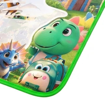 Detaliu cu marginea verde și ilustrațiile cu dinozauri ale covorașului Woopie de pictat cu apă.