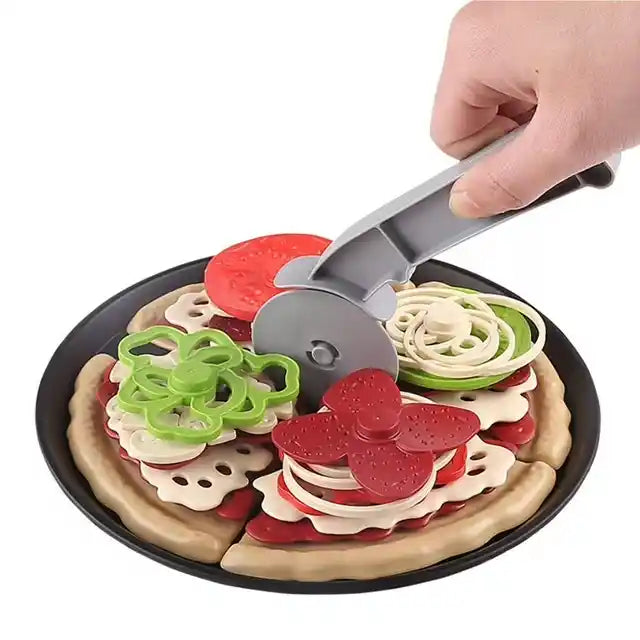 Detaliu cu cutterul Woopie folosit pentru a tăia pizza de jucărie cu toppinguri.