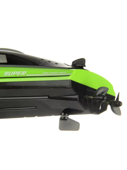 Barcă RC verde ShadowStorm în profil lateral, pentru piscină, lac sau iaz.