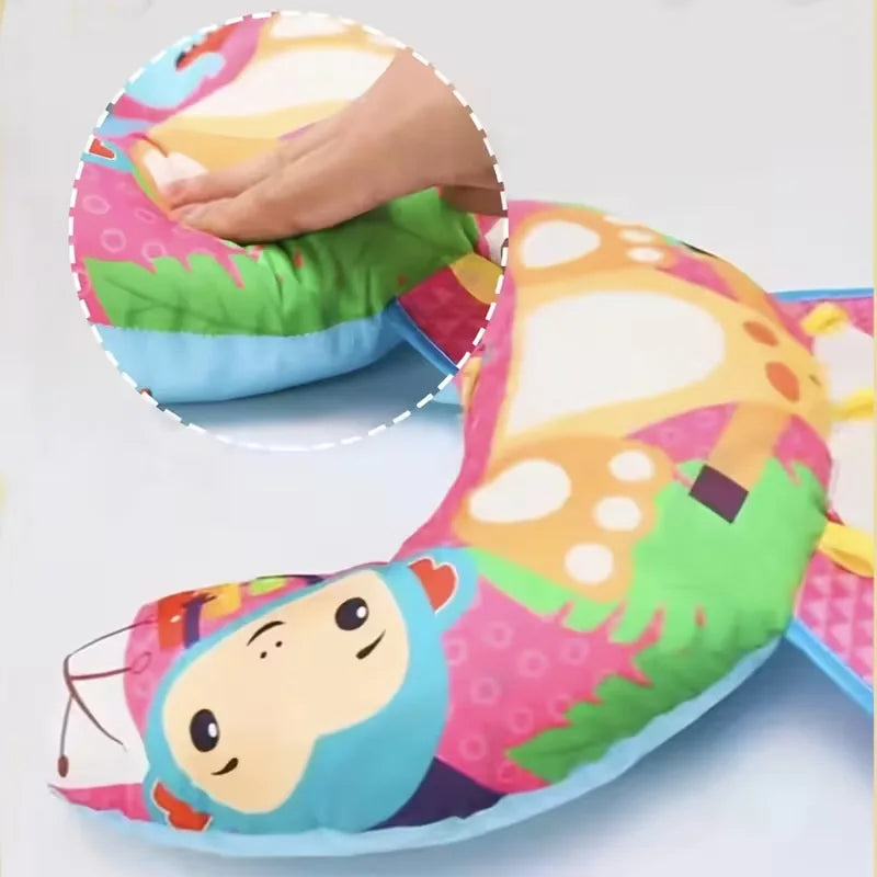 Detaliu cu materialul moale al pernei de burtică Lean Toys Vulpița, apăsat pentru a arăta umplutura pufoasă.