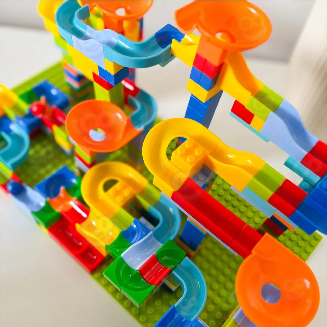 Detaliu de sus cu pâlniile, curbele și toboganele colorate ale setului Woopie Crazy Marble Run