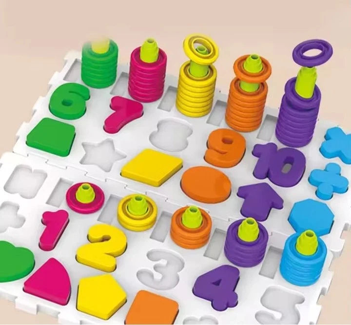 Detaliu cu tabla cognitiva Woopie, numere, coloane si inele colorate pentru invatare timpurie.