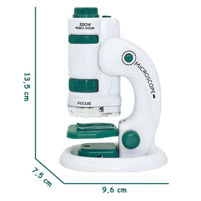 Imagine cu dimensiunile microscopului educativ Lean Toys, aproximativ 13,5 cm înălțime, 9,6 cm lățime și 7,5 cm adâncime.