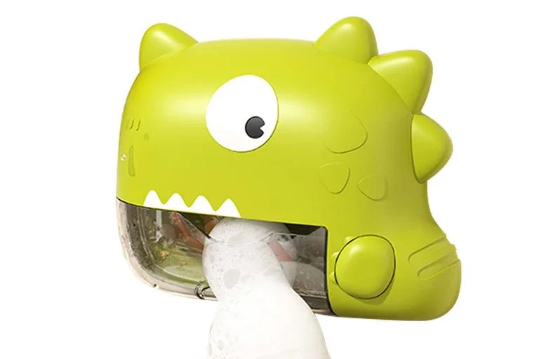 Dinozaur verde Lean Toys cu jet de spumă ieșind din gura jucăriei de baie.