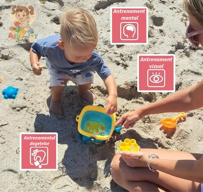 Copil care se joacă pe plajă cu setul Woopie Baby, imagine despre antrenament mental, vizual și al degetelor.