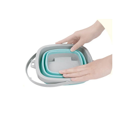 Găleată pliabilă Woopie strânsă compact, văzută de sus, cu mâner gri și interior turcoaz.