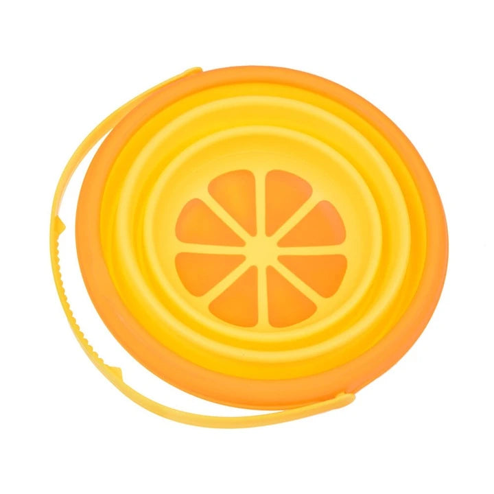 Găleată pliabilă Woopie Tropical Fruits văzută de sus, cu bază decorată ca o felie de portocală.