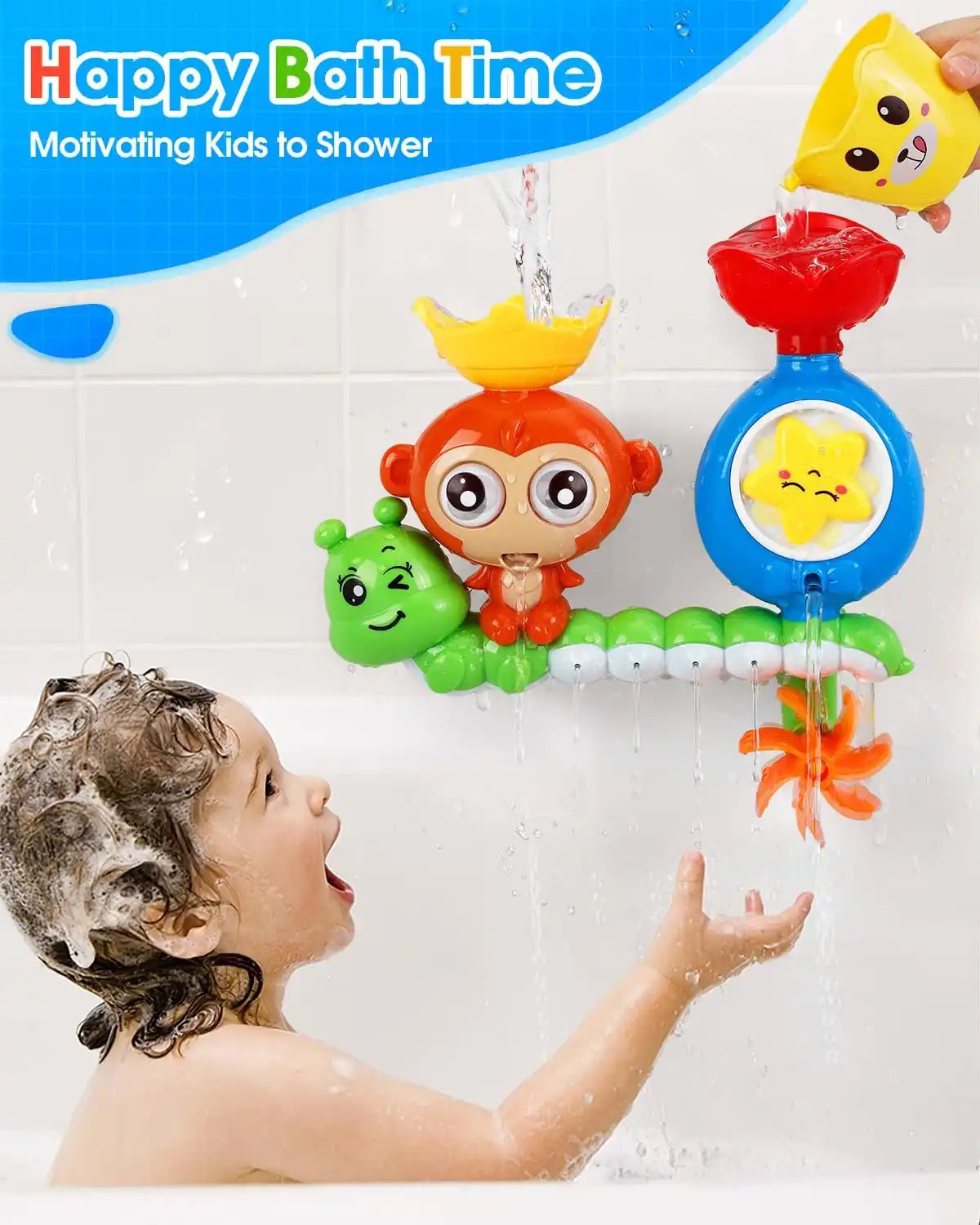Copil la baie lângă jucăria Happy Bath Time Lean Toys cu omidă, maimuță și apă curgătoare.