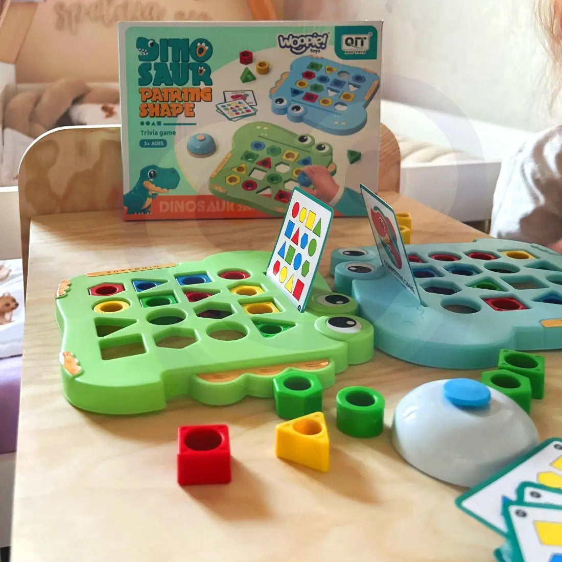 Joc Dinozaur Woopie cu ambalaj, doua table, piese de potrivire, carduri si sonerie.