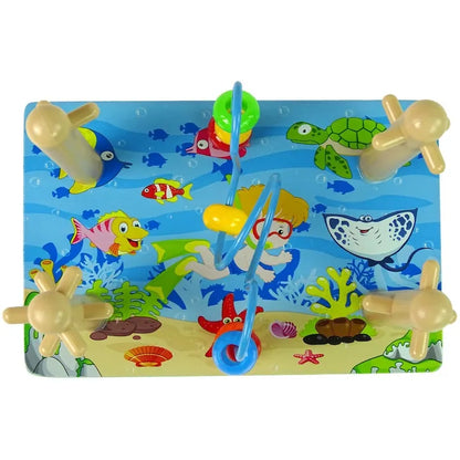 Baza jocului Lean Toys cu ilustrație marină, tije din lemn și labirint cu mărgele colorate.