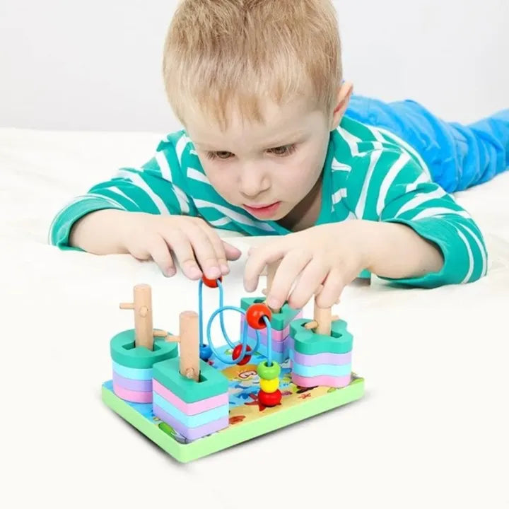 Copil concentrat la jocul Lean Toys de sortare, stivuire și labirint cu mărgele.