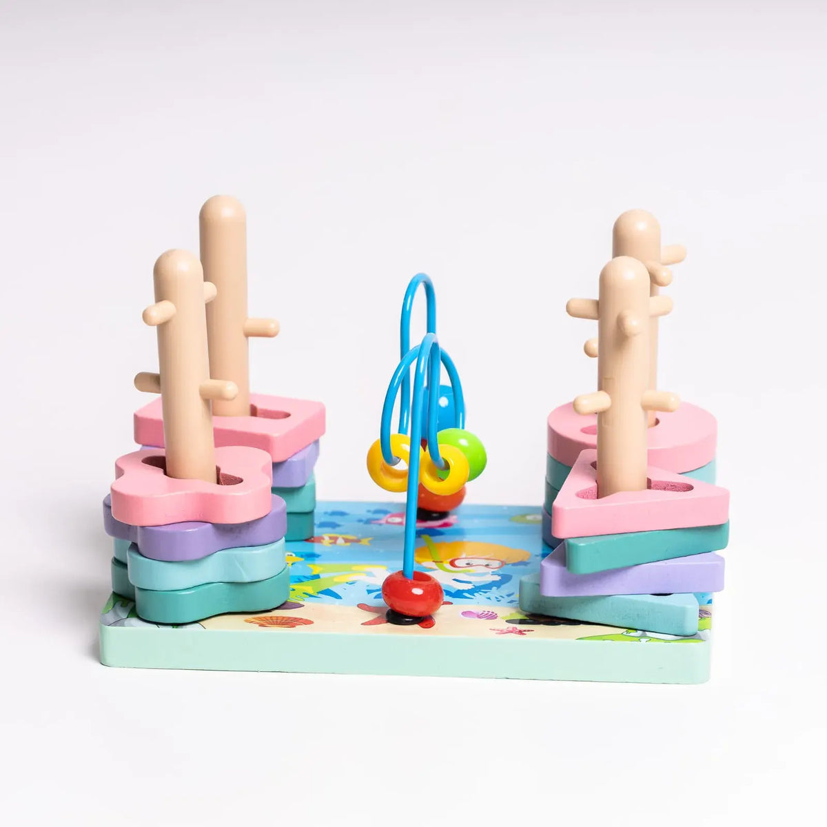 Vedere frontală a sorterului Lean Toys, cu forme stivuite pe tije și labirint central.