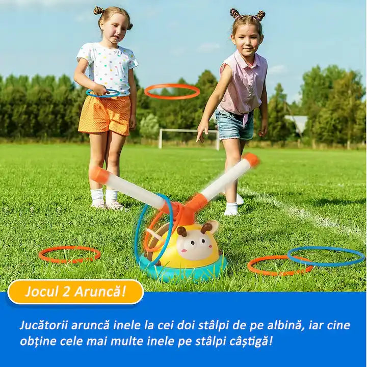 Jocul Aruncă cu Woopie Albinuță, cu inele colorate aruncate către stâlpii țintă.