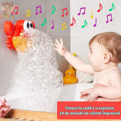 Copil în cadă care se joacă lângă Woopie Bubble Crab cu spumă abundentă și note muzicale.