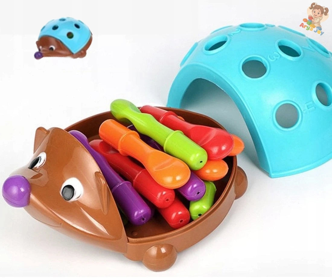 Mână care potrivește o piesă colorată în Ariciul Woopie pentru motricitate fină.
