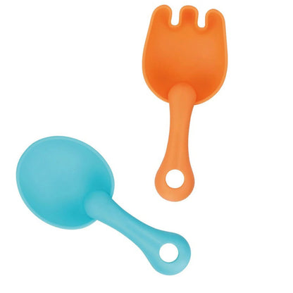 Accesorii moi Woopie Baby pentru nisip, cu lopățică albastră și greblă portocalie ușor de prins.