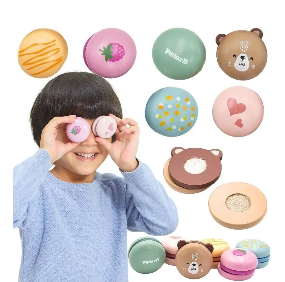 Set PolarB Viga cu 6 macarons din lemn colorate, cu modele de ursuleț, inimioare, căpșună și buline.