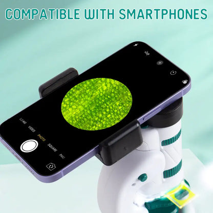 Microscop Lean Toys compatibil cu smartphone, cu suport pentru telefon și imagine mărită pe ecran.