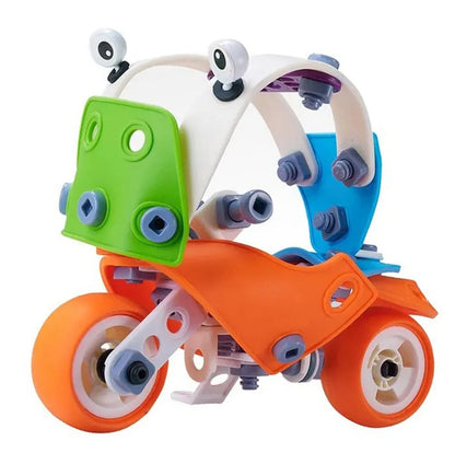 Model motocicletă construit din piese Woopie Build & Play, cu roți portocalii, șuruburi și plăci colorate.