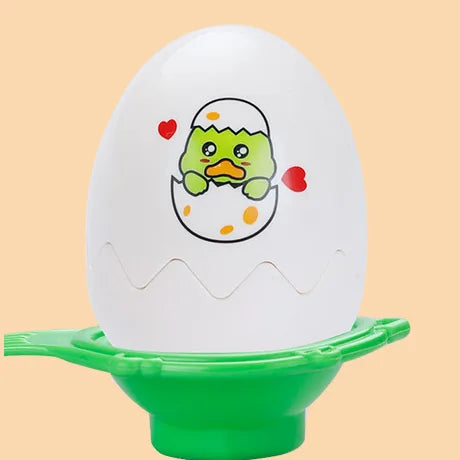 Ou Woopie cu puișor verde așezat pe forma de sortare, pentru potrivire și coordonare mână-ochi.