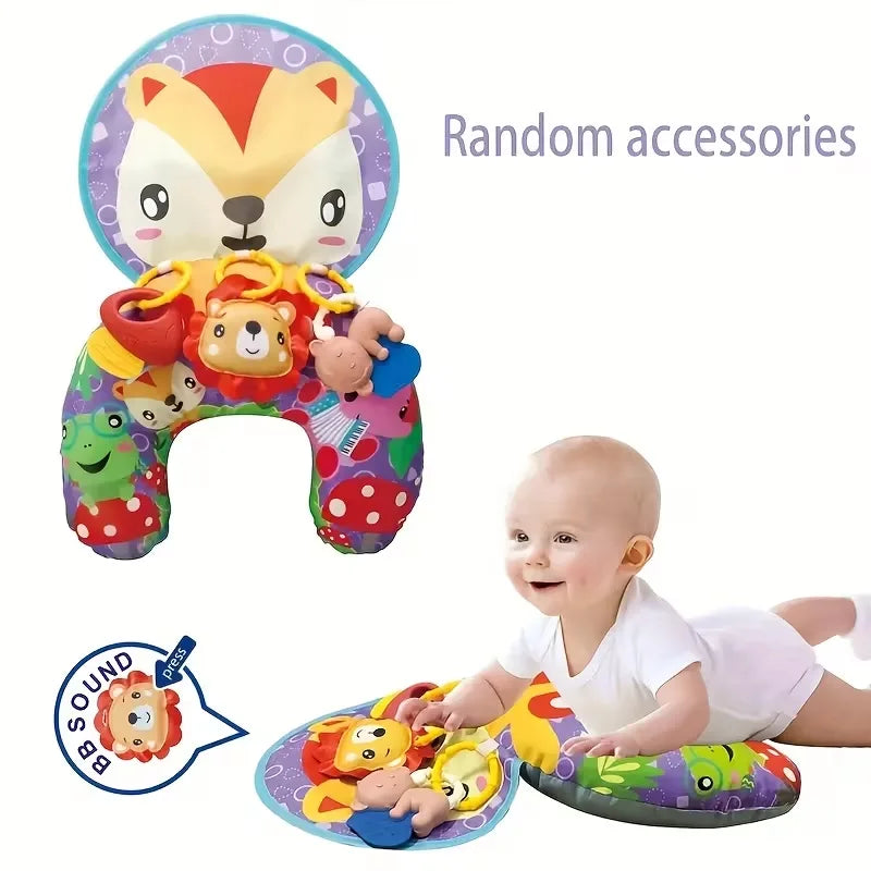 Pernă Lean Toys Vulpița pentru tummy time, cu accesorii colorate și mențiune că stilul accesoriilor poate varia.