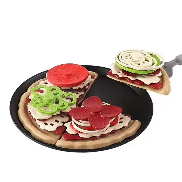 Felie de pizza Woopie servită cu spatula gri, cu toppinguri colorate și tavă neagră.