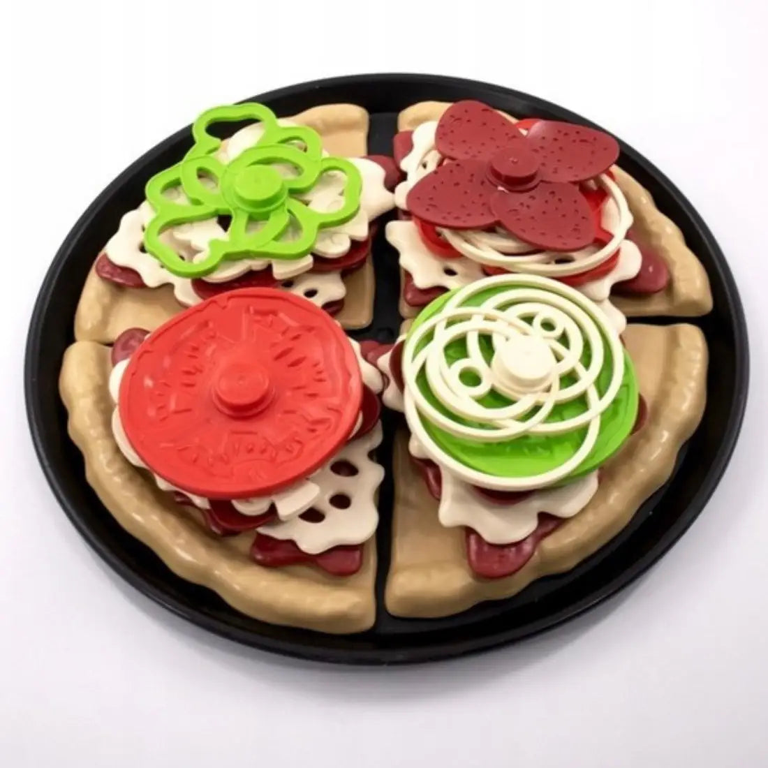 Pizza de jucărie Woopie asamblată pe tavă neagră, cu 4 felii și toppinguri colorate.