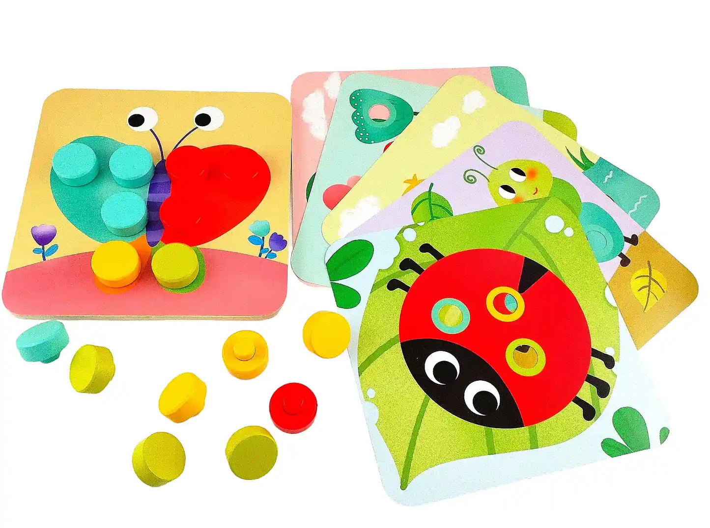 Planșă fluture și planșă buburuză din Tooky Toy Pattern Pegs Big, cu piese colorate pentru potrivire.