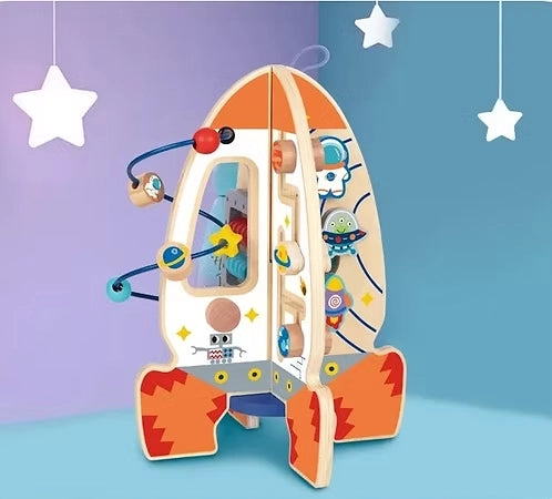 Racheta Tooky Toy Activity Rocket intr-un decor cu stele, potrivita pentru joaca educativa.