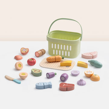 Set alimente de tăiat Tooky Toy cu coș verde, tocător, cuțit de lemn și legume, fructe, pește, carne și ou pentru joc de rol.